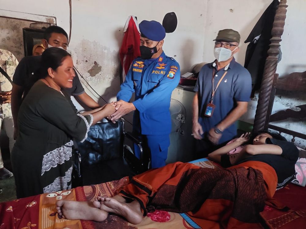 Kasat Polairud Polres Probolinggo AKP Slamet Prayitno saat kunjungi rumah Sohibul Maulana untuk berikan bantuan kursi roda