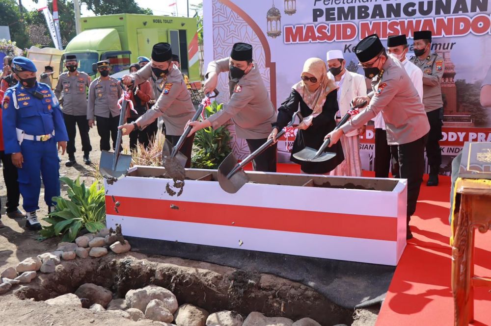 Wakapolri Komjen Pol Dr Gatot Eddy Pramono saat peletakan batu pertama di masjid Miswandoko