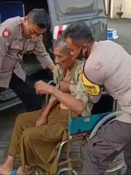 Polisi peduli sesama dengan menolong Nur Kholis