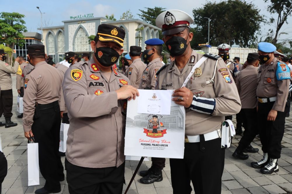 Kapolres Gresik AKBP Mochamad Nur Azis saat memberikan paket ulang tahun ke anggotanya