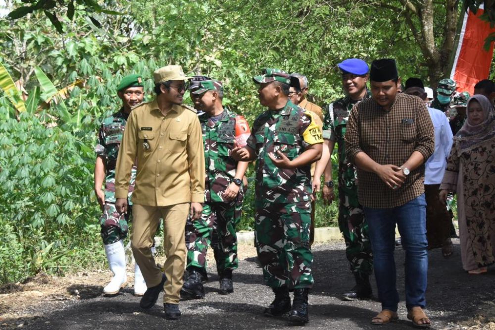 Tim Wasev Mayjen TNI Ainurrahman saat tinjau TMMD di Bangkalan