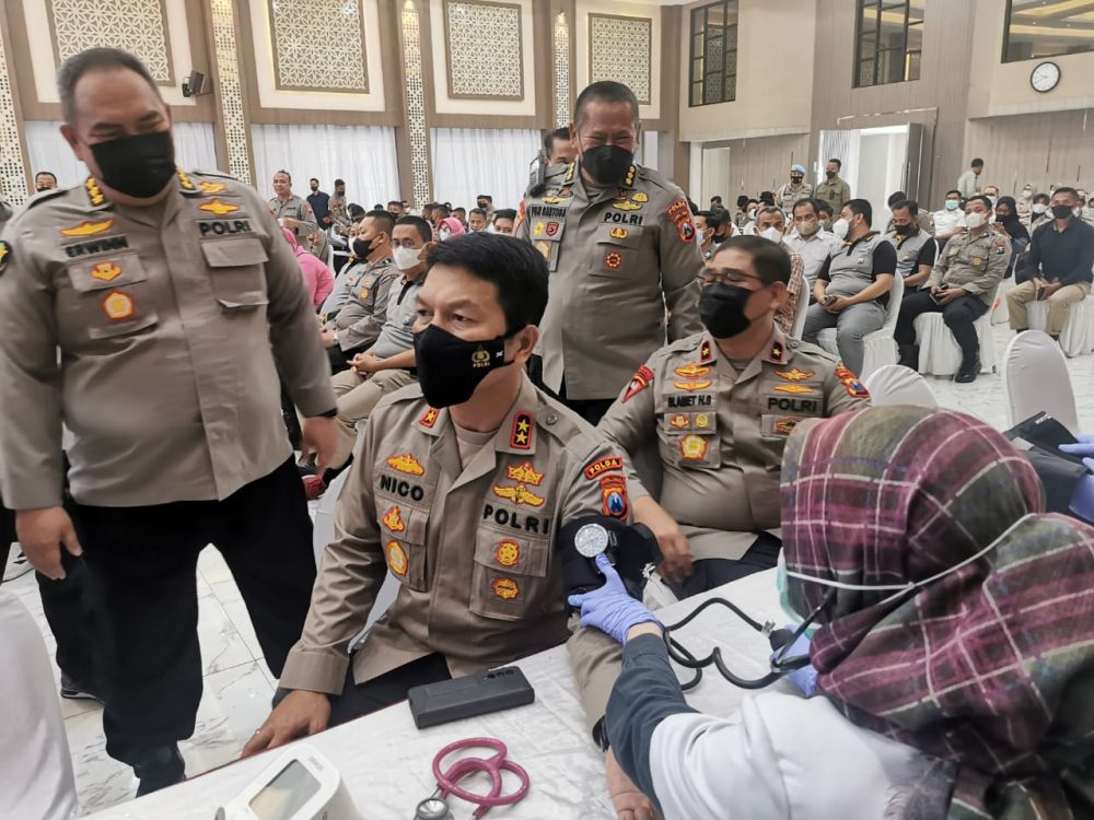 Kapolda Jatim Irjen Pol Dr Nico Afinta saat lakukan donor darah