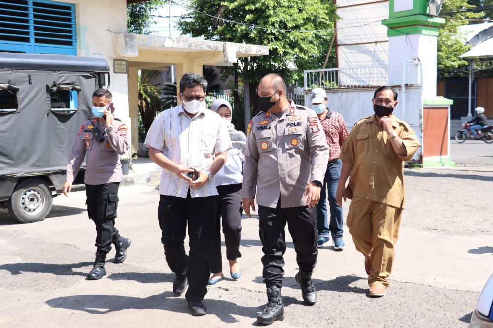 Wakapolres Pelabuhan Tanjung Perak Surabaya Kompol Yunar Hotma Parulian Sirait saat tinjau RPH di Sidotopo Surabaya