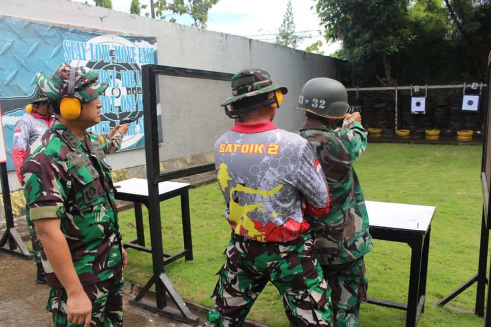 Siswa Satdik 2 Kodiklatal latihan menembak