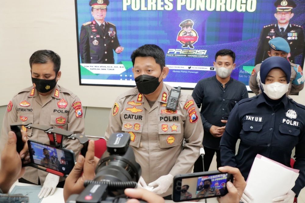 Kapolres Ponorogo AKBP Catur C. Wibowo amankan tersangka beserta barang buktinya
