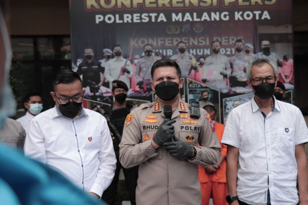 Kapolresta Malang Kota Kombespol Budi Hermanto release ungkap kasus pembunuhan