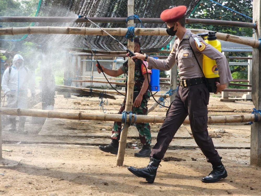 Polres Blitar Kota semprot Disinfektan gunakan Watercanon