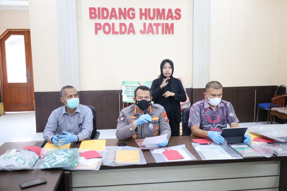 Amir Khilafatul Muslimin diamankan Polda Jatim beserta barang buktinya