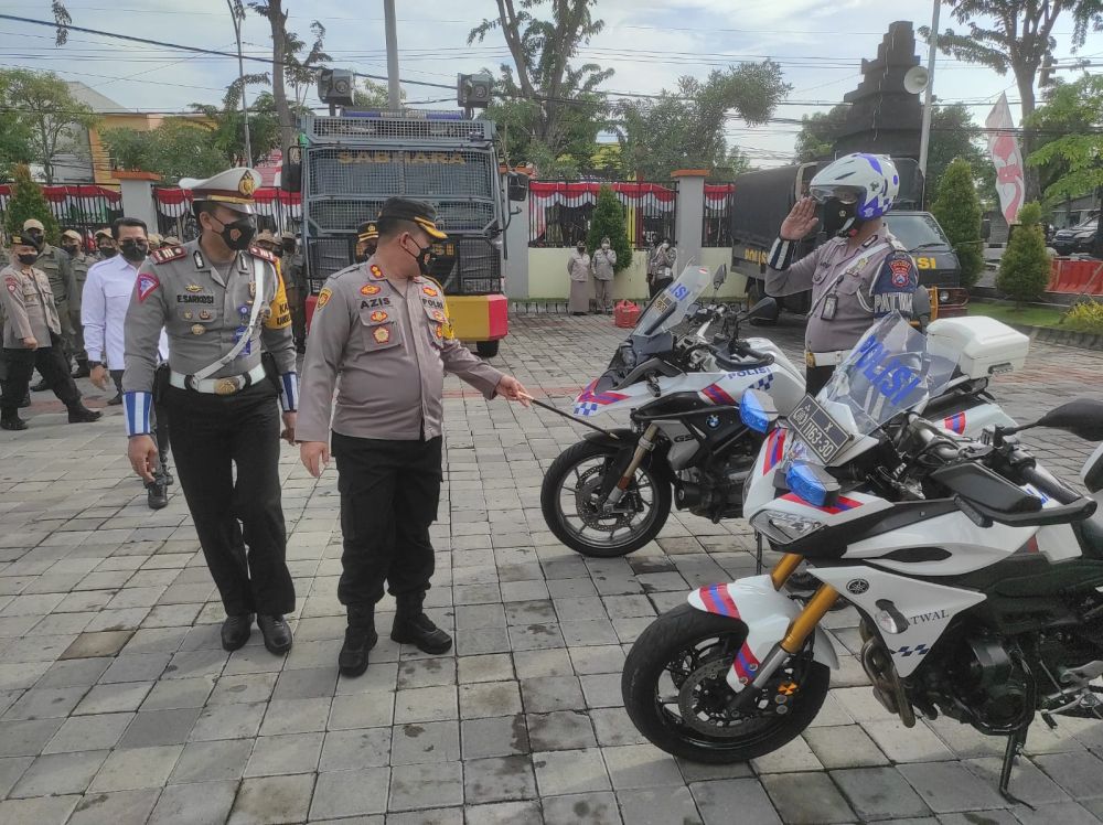 Kapolres Gresik AKBP Mochamad Nur Azis saat cek kesiapan anggotanya