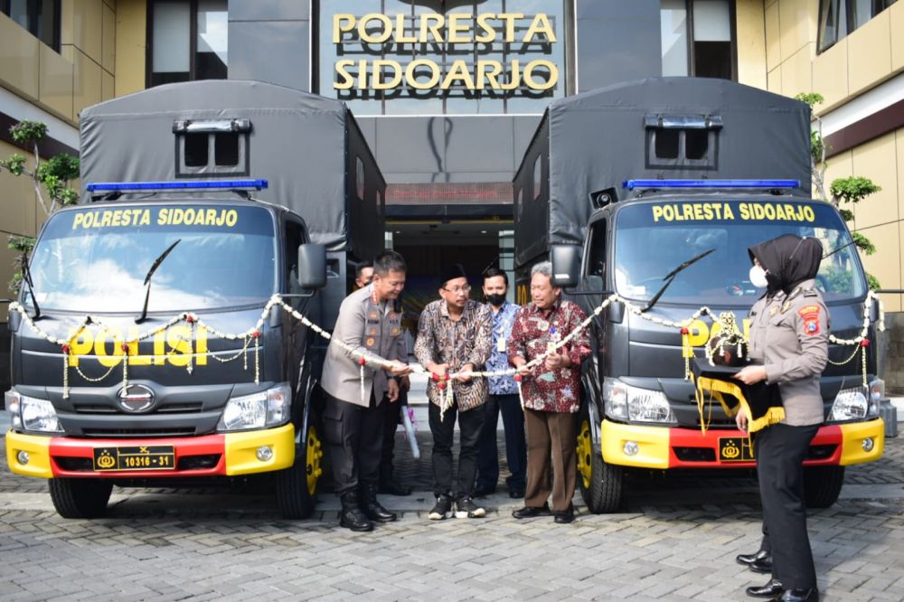 Bupati Sidoarjo Ahmad Muhdlor Ali saat serah terima truk Operasional dengan Kapolresta Sidoarjo Kombespol Kusumo Wahyu Bintoro
