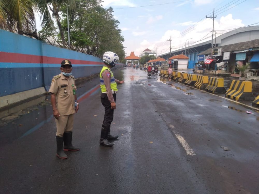 Satlantas Polres Pelabuhan Tanjung Perak Surabaya lakukan pengamanan banjir ROB di pintu masuk gerbang Pelabuhan Kalimas Ujung