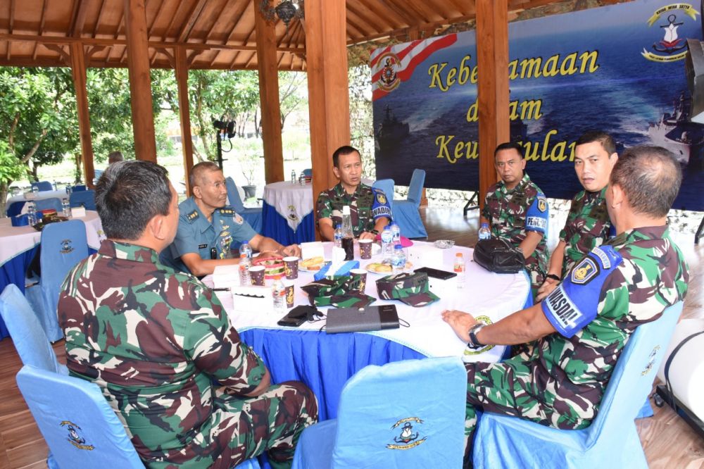 Dirlat Kodiklatal Brigjen TNI (Mar) Widodo saat tinjau latopsduk TNI AL