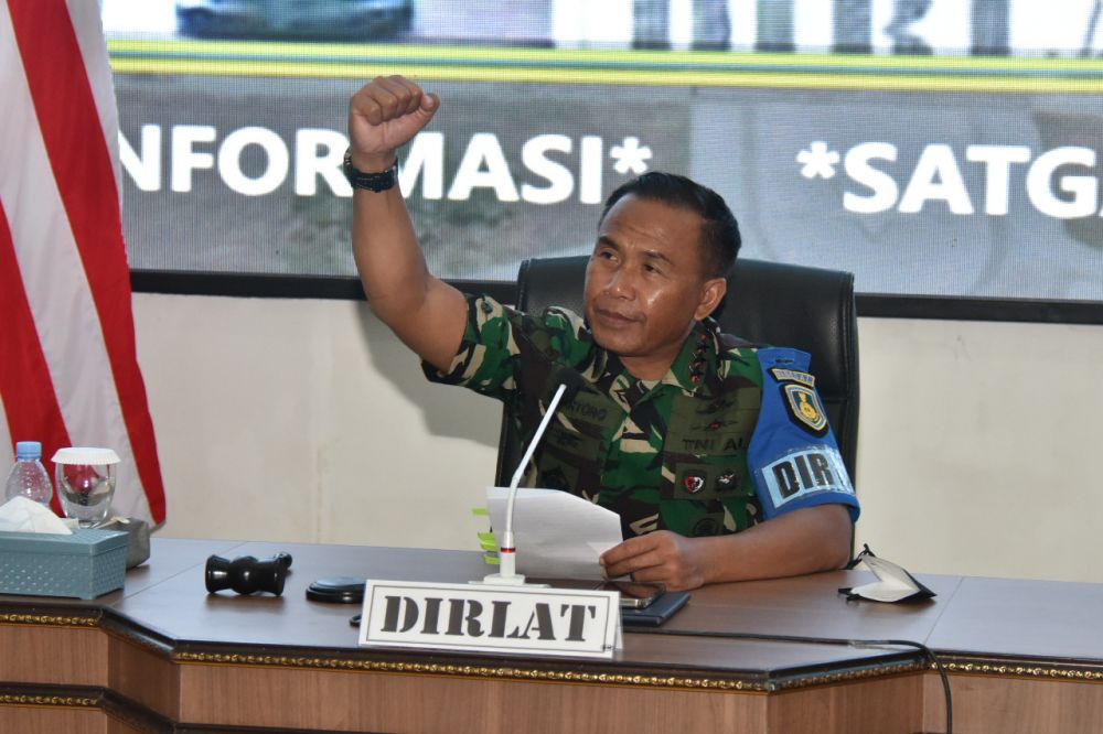 Dankodiklatal Letjen TNI (Mar) Suhartono saat memberikan keterangan