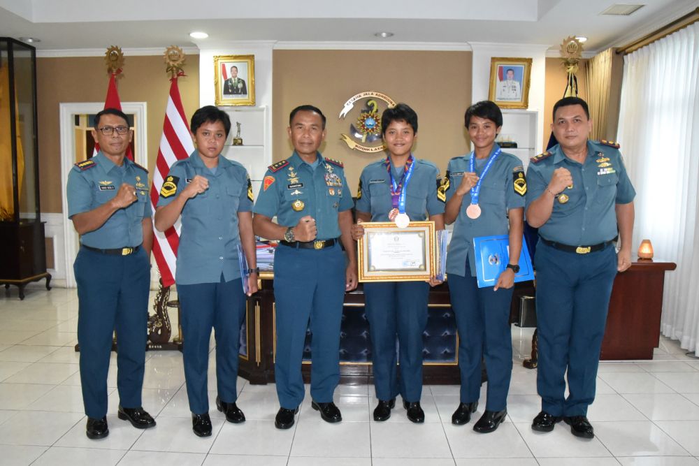 Dankodiklatal Letjen TNI Marinir Suhartono bersama atlet bola voli (Siswa Dikmaba)