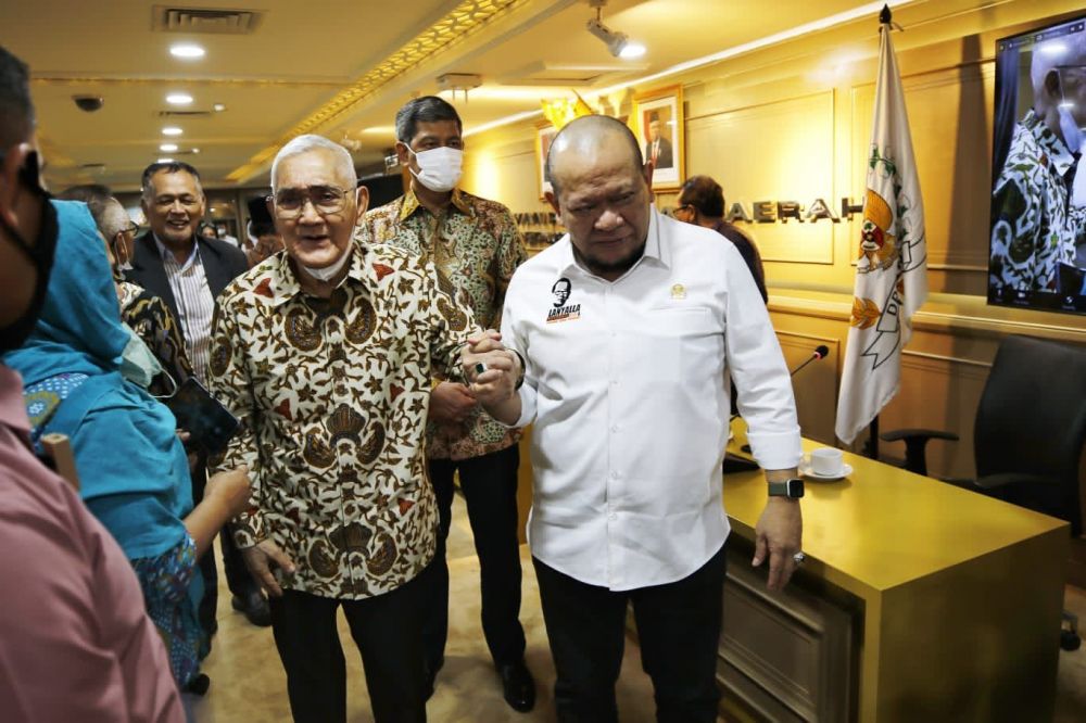 Ketua DPD RI AA LaNyalla Mahmud Mattalitti bersama mantan wakil Presiden ke-6 Try Sutrisno