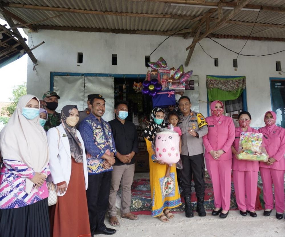 Kapolres Sampang AKBP Arman bersama rombongan sambangi anak yang kecanduan aroma bensin