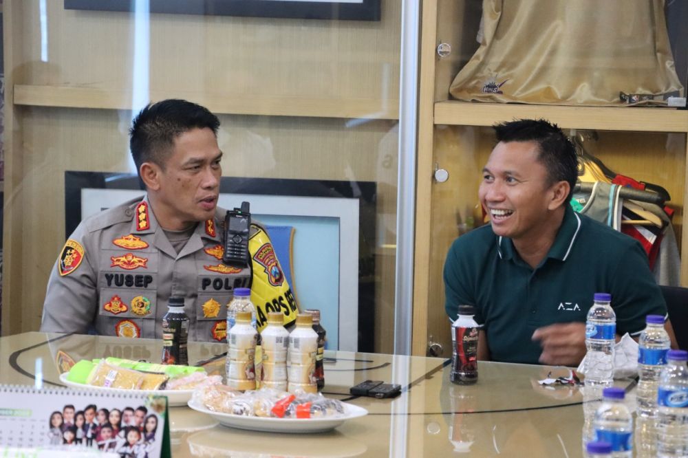 Kapolrestabes Surabaya Kombespol Akhmad Yusep Gunawan saat kunjungan ke kantor Persebaya Surabaya
