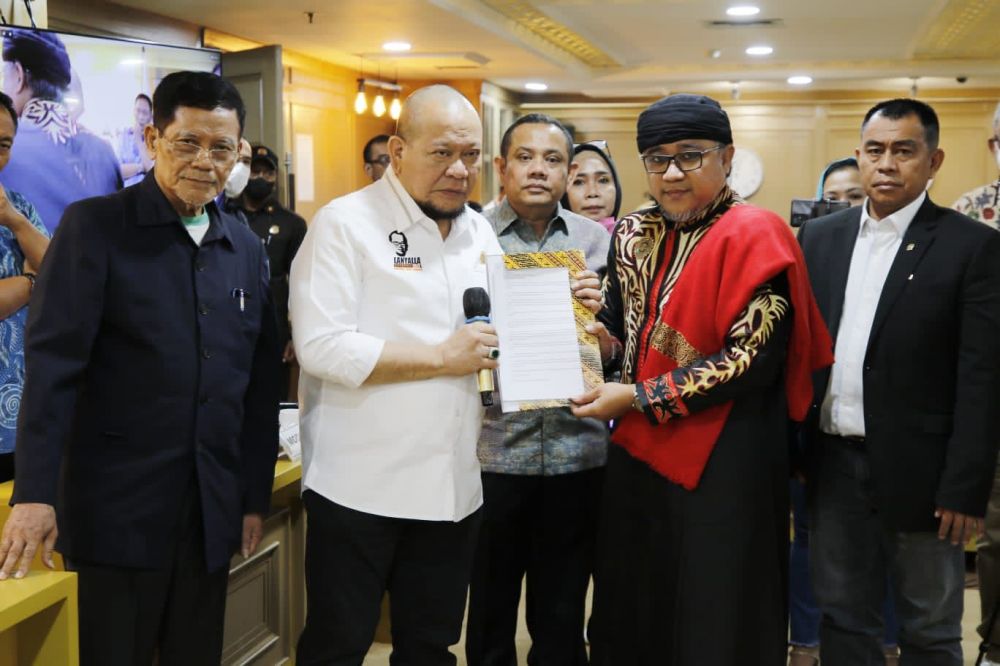 Ketua DPD RI AA LaNyalla Mahmud Mattalitti saat terima mandat