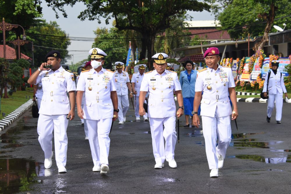 Dankodiklatal Letjen TNI Marinir Suhartono saat hadiri HUT Penerbangan ke-66 di Juanda