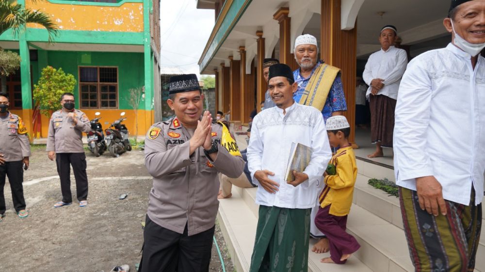 Kapolres Gresik AKBP Mochamad Nur Azis saat lakukan sholat Jum'at di masjid Al-Muttaqin Driyorejo Gresik