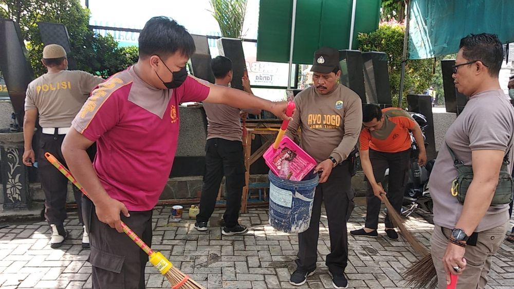 Menyambut HUT Bhayangkara ke-76, Kapolsek Kedamean Gelar Kerja Bakti