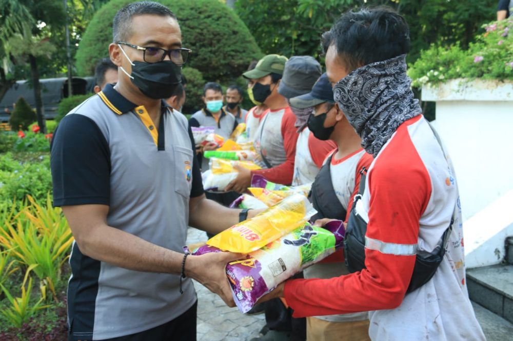 Dirlantas Polda Jatim Kombespol Latif Usman saat berbagi sembako