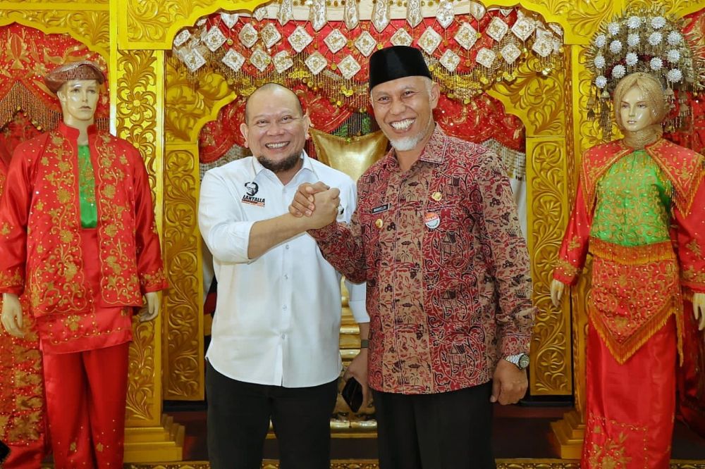 LaNyalla Mahmud Mattalitti saat mendarat di Bandara Internasional Minangkabau Sumbar. Rombongan Ketua DPD RI disambut Senator Sumbar Leonardy Harmainy dan Alirman Sori, Gubernur Sumbar Mahyeldi Ansharullah dan Kepala Biro Administrasi Pimpinan Maifrizon