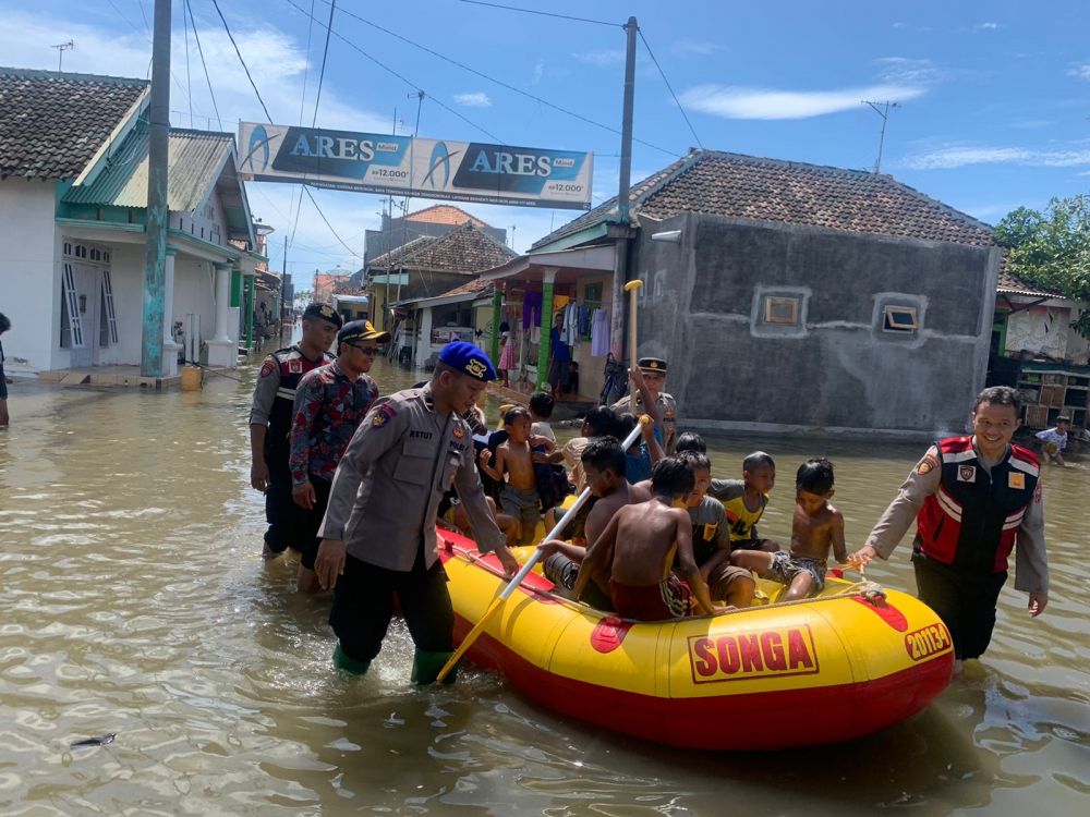 Polres Probolinggo melalui Satpolairud dan Satsamapta evakuasi warga terdampak banjir ROB