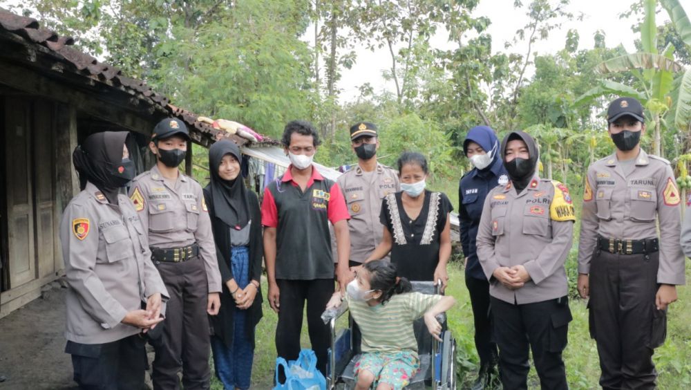 Polwan Polres Ponorogo berikan bantuan kursi roda dan sembako ke warga kurang mampu