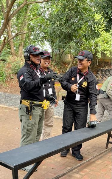 Kapolda Jatim Irjen Pol Dr Nico Afinta saat mengikuti lomba menembak di Kapolri Cup