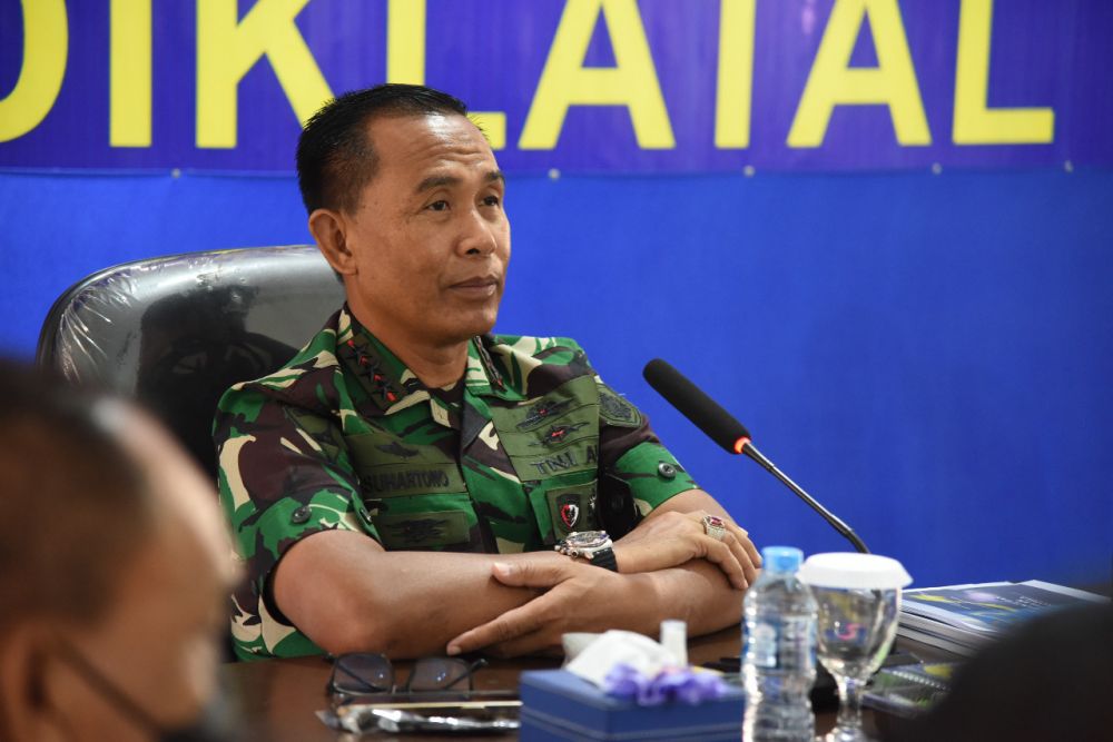 Dankodiklatal Letjen TNI Marinir Suhartono saat pimpin rapat 