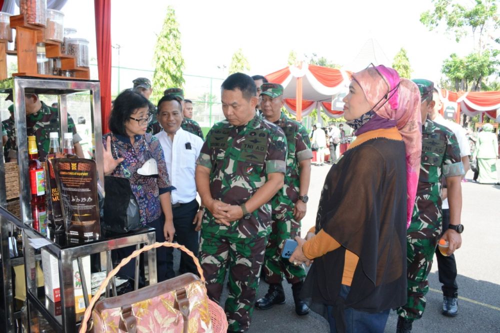 KASAD bersama ketua Persit KCK tinjau UMKM