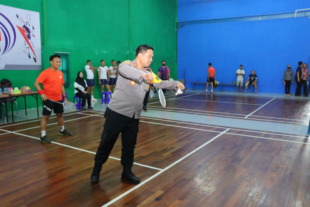 Kapolres Gresik AKBP Mochamad Nur Azis saat lakukan servis pembukaan badminton