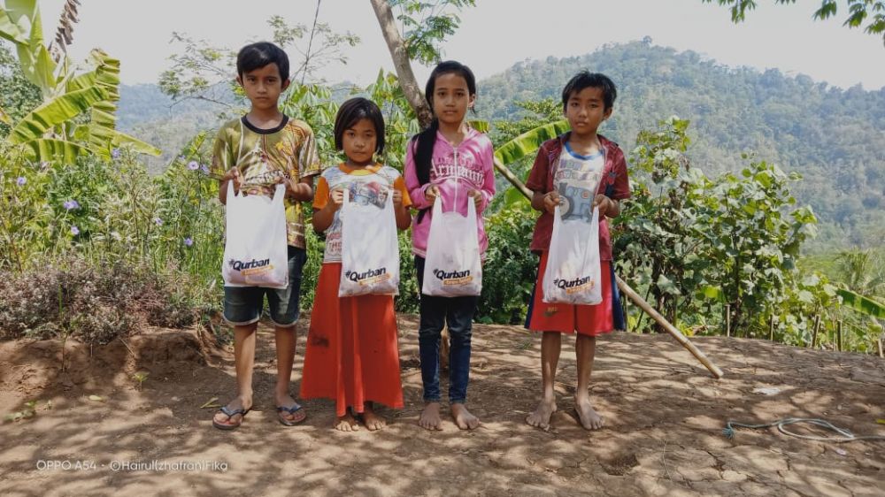 Anak-anak pedalaman yang mendapatkan bantuan daging Qurban