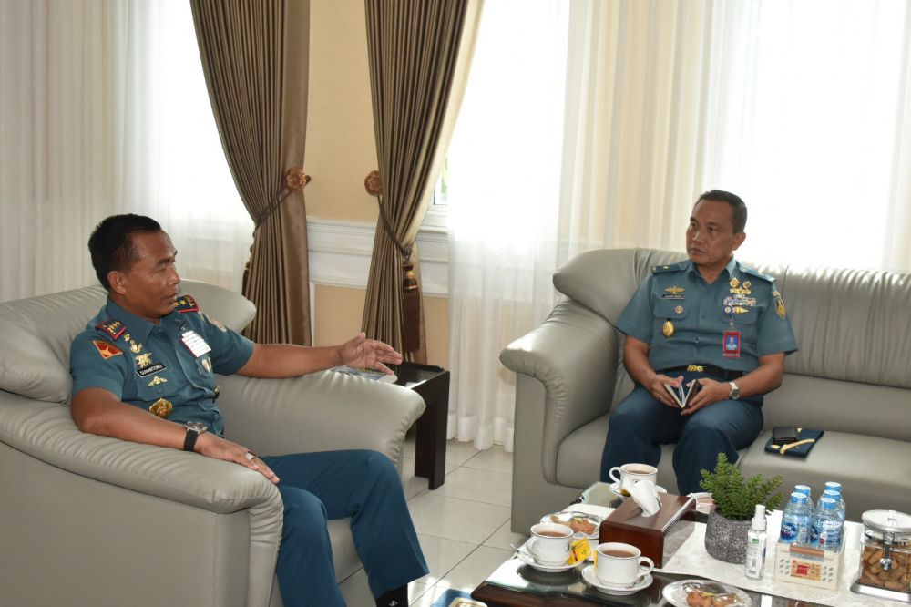Dankodiklatal Letjen TNI Marinir Suhartono saat terima kunjungan Laksma TNI Taufik Arief