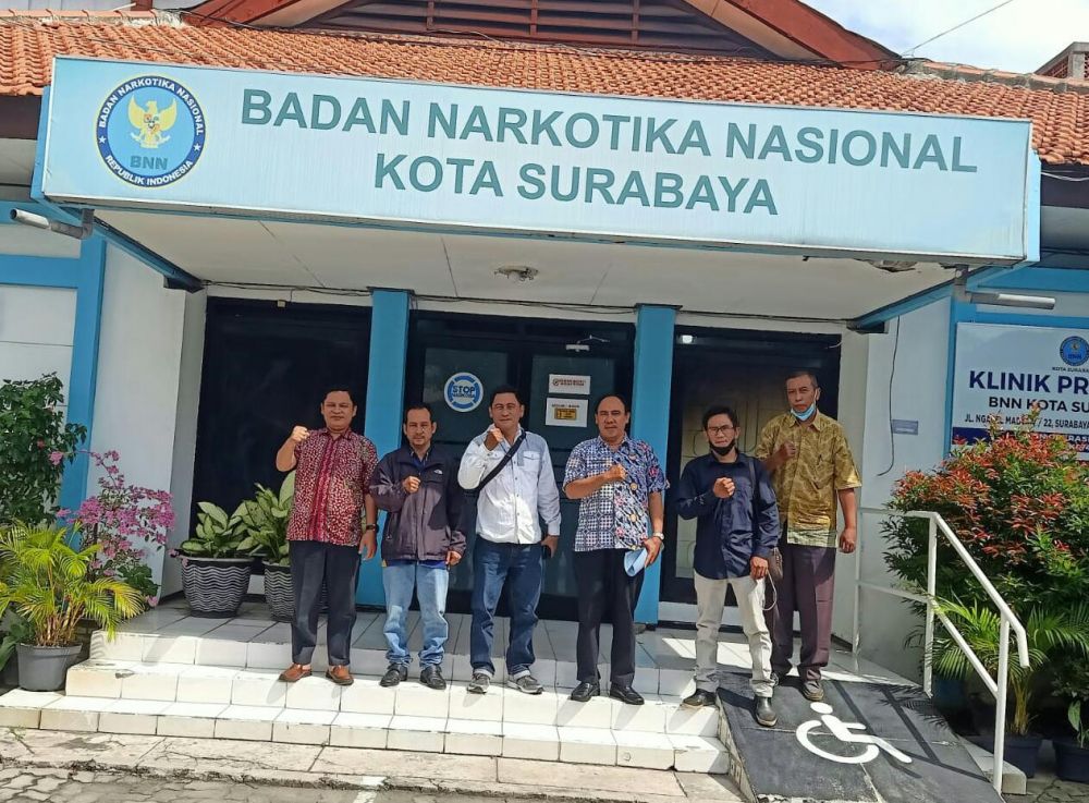 Foto bersama Plt Kepala BNNK Surabaya usai audensi.