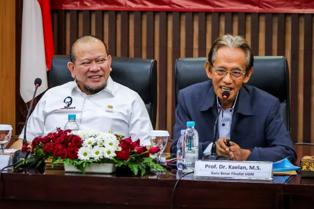Ketua DPD RI AA LaNyalla Mahmud Mattalitti bersama pakar hukum Prof. Dr. Kaelan