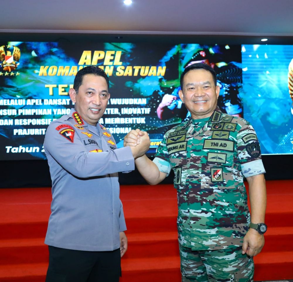 Kapolri Jenderal Listyo Sigit Prabowo bersama Dansat TNI AD