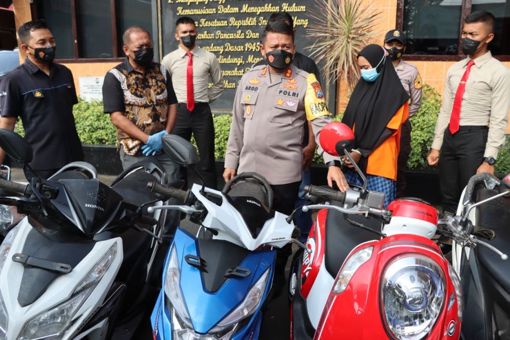 Tersangka diamankan Polres Blitar Kota beserta barang buktinya