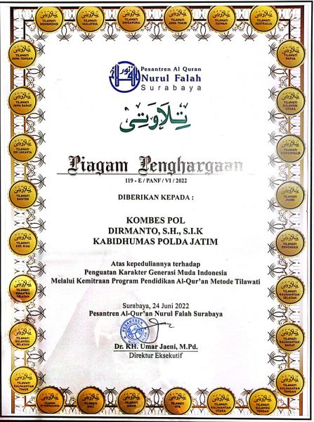 Kabid Humas Polda Jatim Kombespol Dirmanto terima penghargaan dari Ponpes Al-Qur'an Nurul Falah 