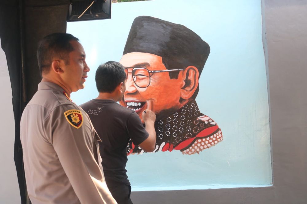 Polres Jombang ajak seniman lukis mural beri edukasi masyarakat