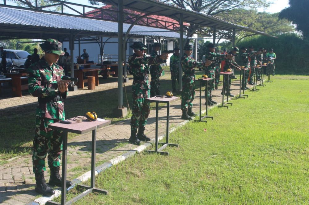 Tingkatkan Profesionalisme, Prajurit Siswa Senerbal Kodiklatal Lattek Menembak