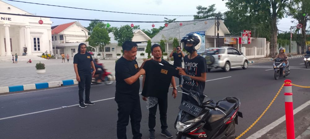 Satresnarkoba Polres Pasuruan Kota Ajak Masyarakat Perangi Narkoba dan Berbagi Kaos Hani