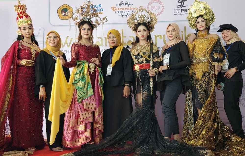Parade Legenda Dewi Cantik Indonesia di Untag Surabaya