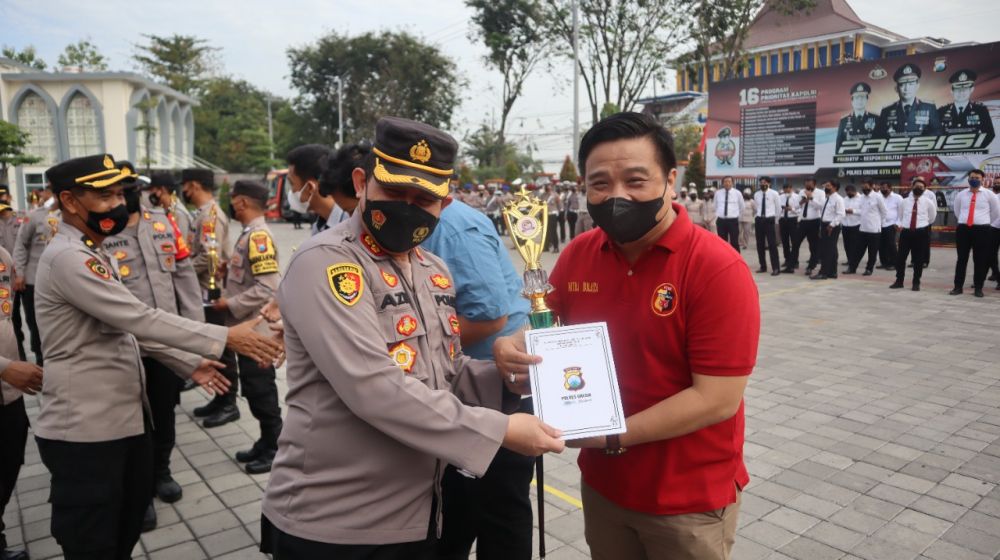 Kapolres Gresik AKBP Mochamad Nur Azis saat menyerahkan hadiah ke ketua GOP news Chandra