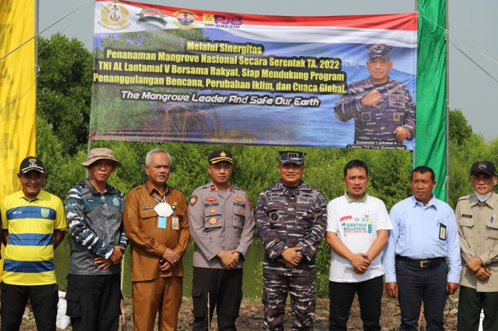 Wakapolres Gresik Kompol Ari Galang Saputro saat ikuti penanaman mangrove di wilayah Lantamal V