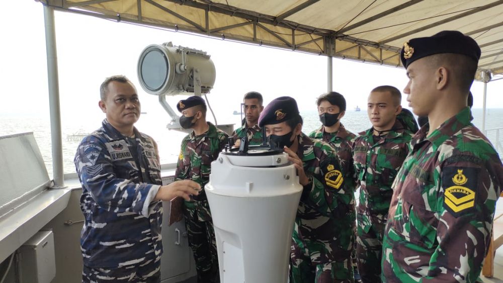 Siswa Dikmaba saat praktek navigasi di KRI Surabaya-591 