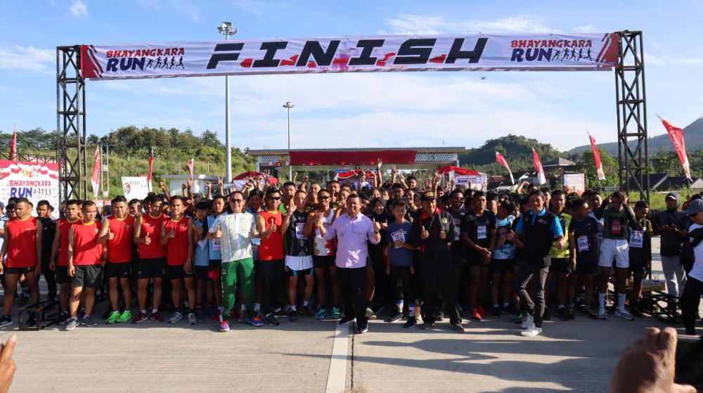Foto bersama dalam kegiatan Bhayangkara Run 5K