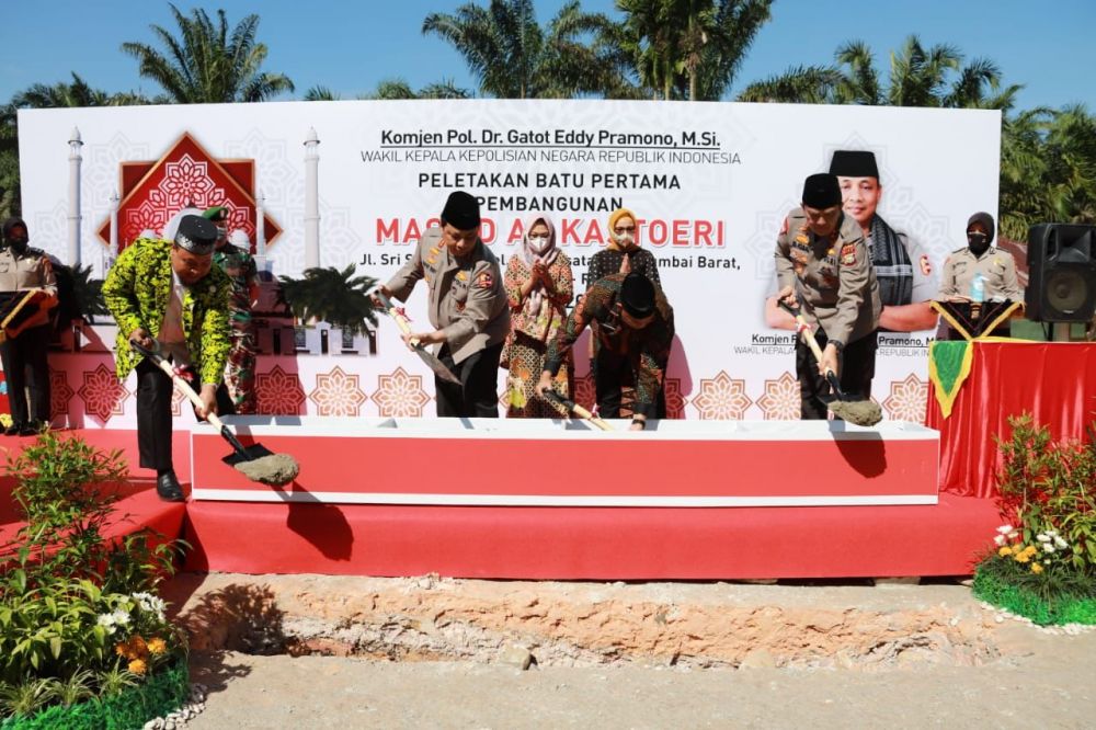 Wakapolri Komjen Pol Gatot Eddy Pramono saat peletakan batu pertama masjid Al Kostoeri