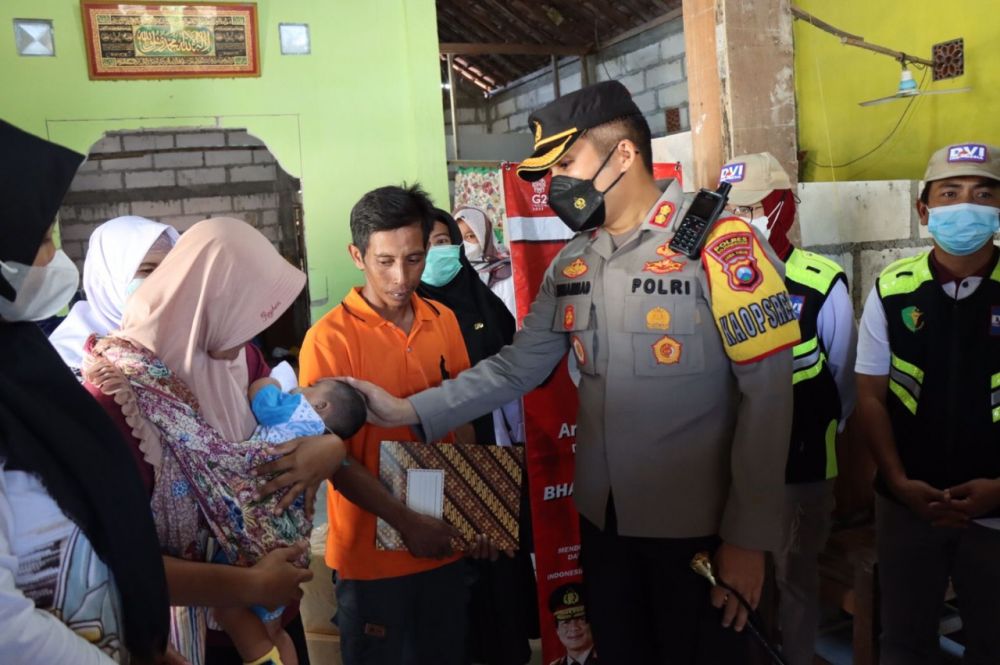 Polres Bojonegoro Berikan Bantuan Sosial Balita Kelainan Jantung
